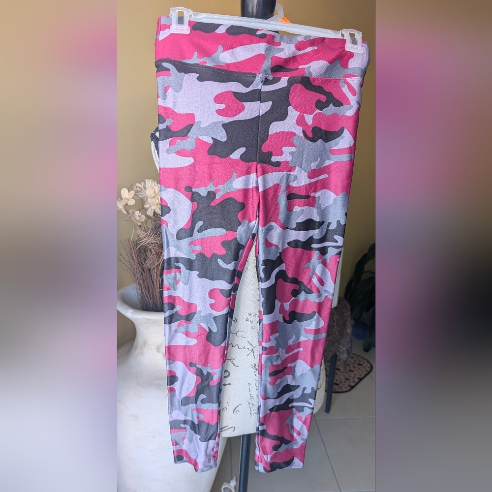 KORAL Lustrous Camouflage Capri Leggings Pink Black & Grey Size Small
